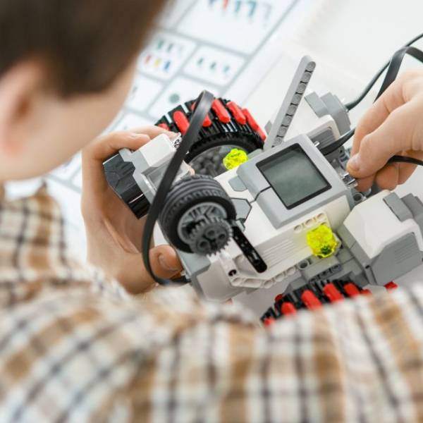 A PROGRAMAÇÃO E A ROBÓTICA MÓVEL NO DESENVOLVIMENTO DE COMPETÊNCIAS PARA O SÉCULO XXI